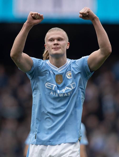 当选11月最佳球员，瓦尔迪是意甲首位获此殊荣的英格兰球员（瓦尔迪当选11月最佳，成意甲首位获此荣誉的英格兰球员）