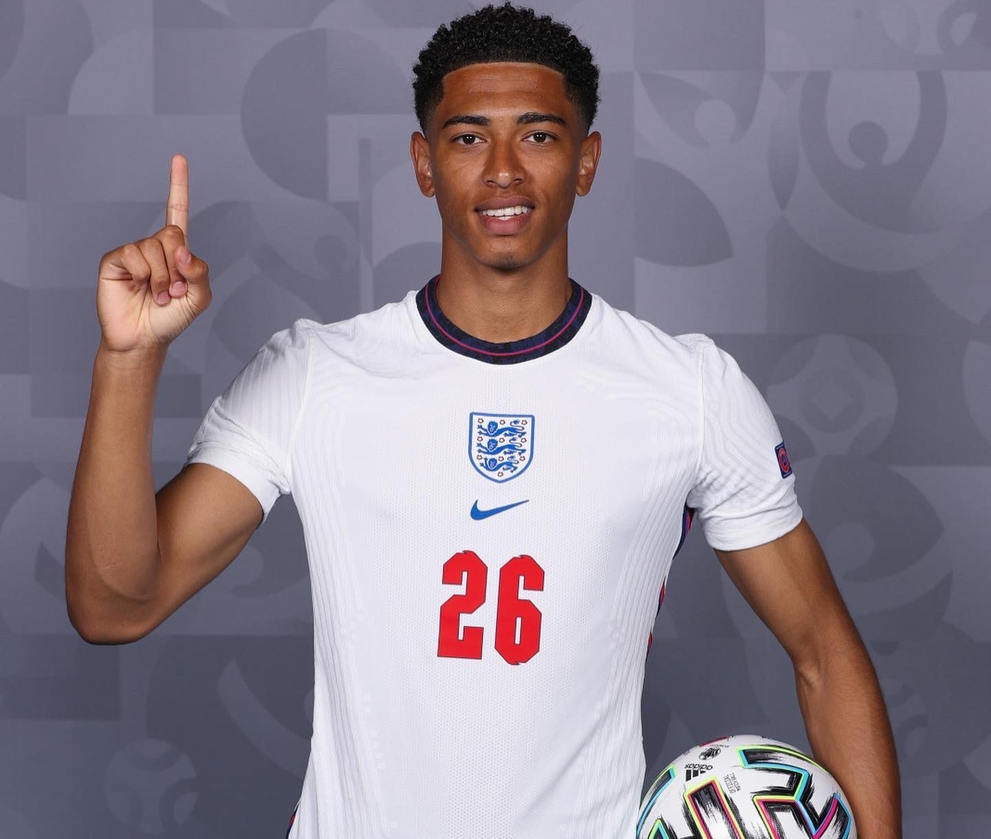 辛辛那提中场吉迪赛后与梅西交换球衣，双方握手并拥抱（梅西与辛辛那提中场吉迪赛后互换球衣，握手相拥）