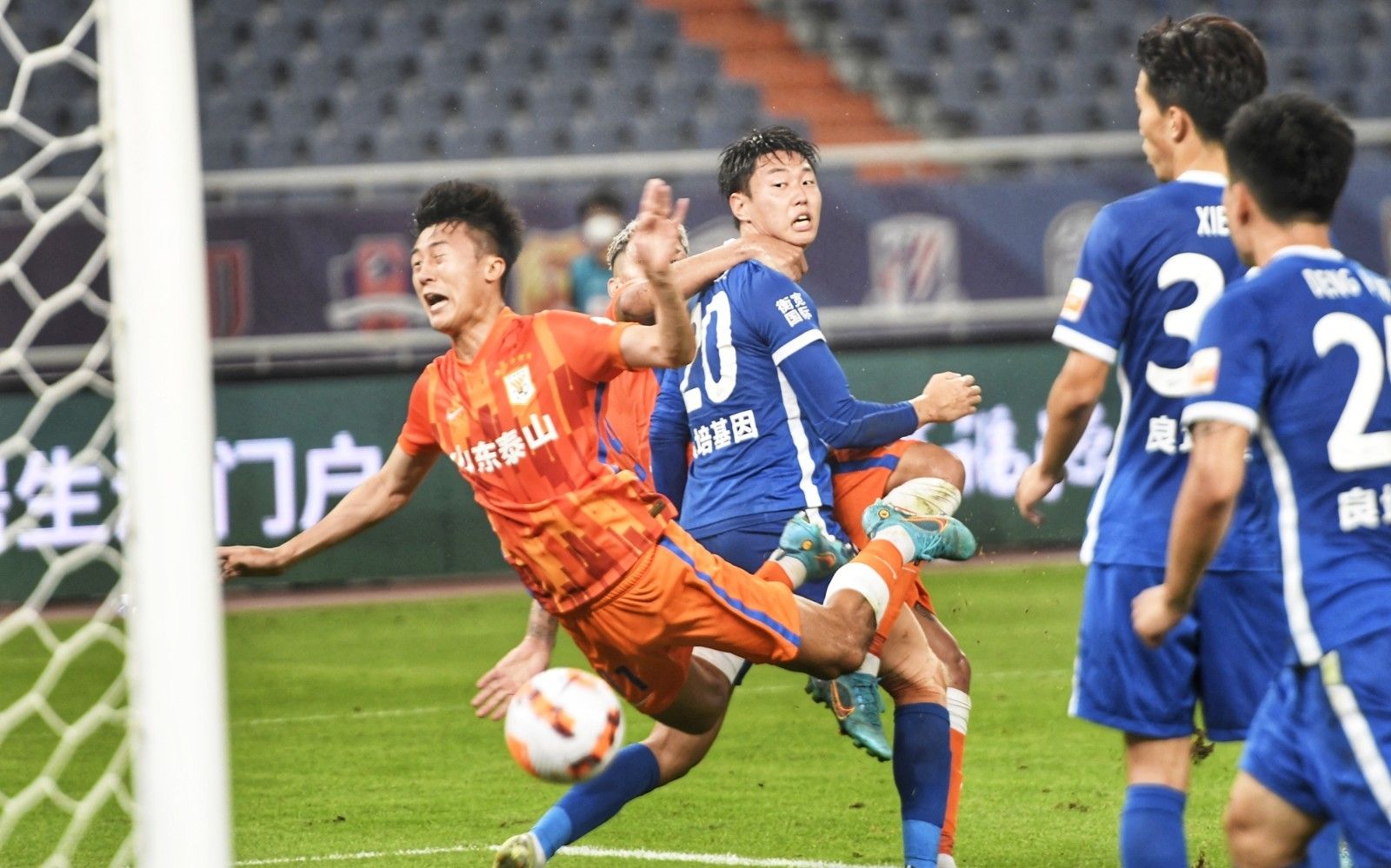 迪乌夫：过去我从没踢过右路，但只要能帮助球队我都愿意去做（迪乌夫称此前未踢右路，愿为球队尝试新位置）